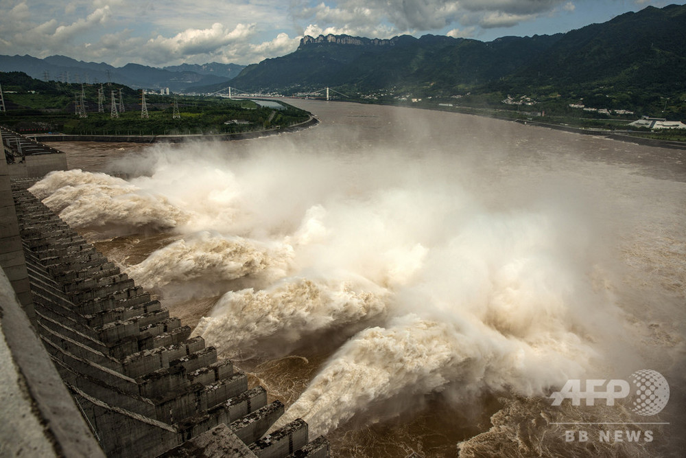 長江の三峡ダム、洪水対策で放流を実施 中国