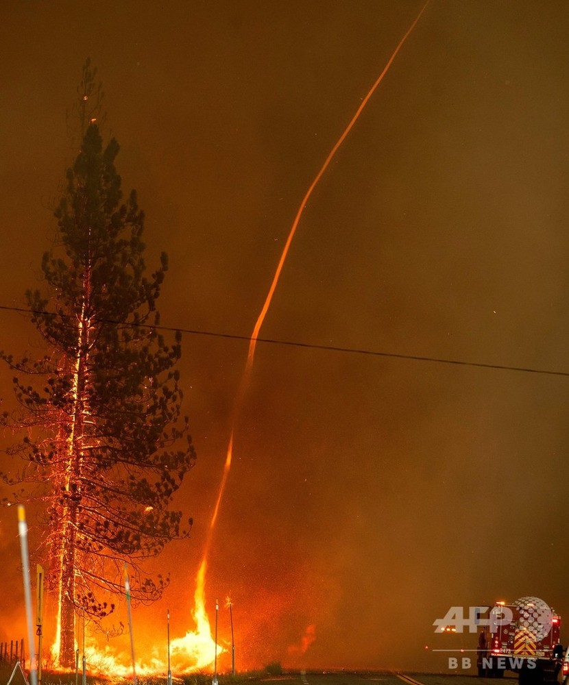 火災旋風や稲妻も 米加州の山火事で避難命令