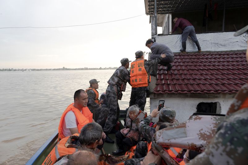 中国の長江流域で住民数千人が避難、支流河川に氾濫の恐れ