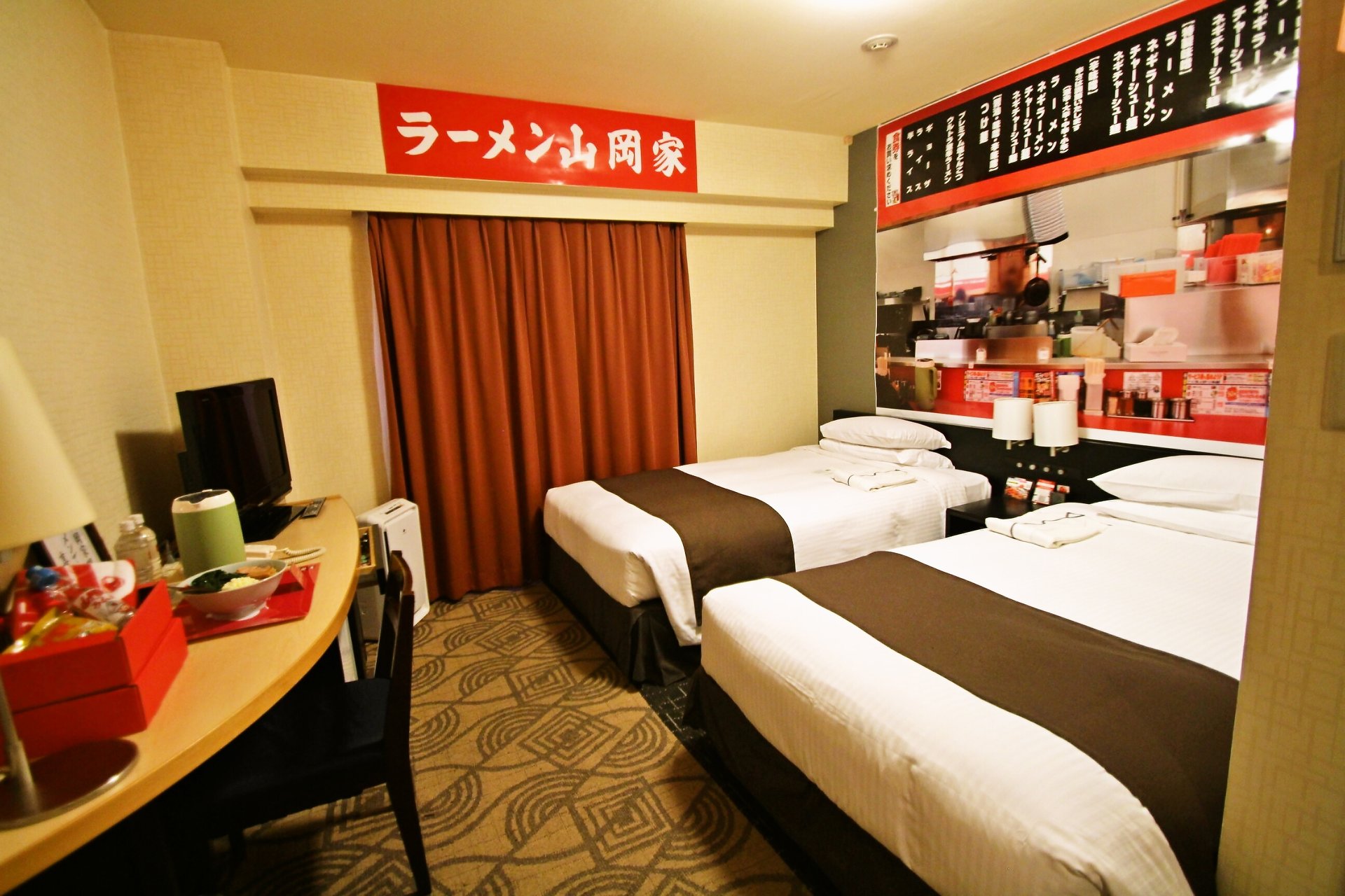 札幌東急REIホテル、ラーメン山岡家を再現した異色の宿泊プラン「山岡家部屋」を販売