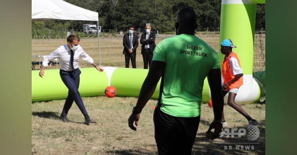 仏大統領、コロナ禍の若者支援を約束 サッカー交流も