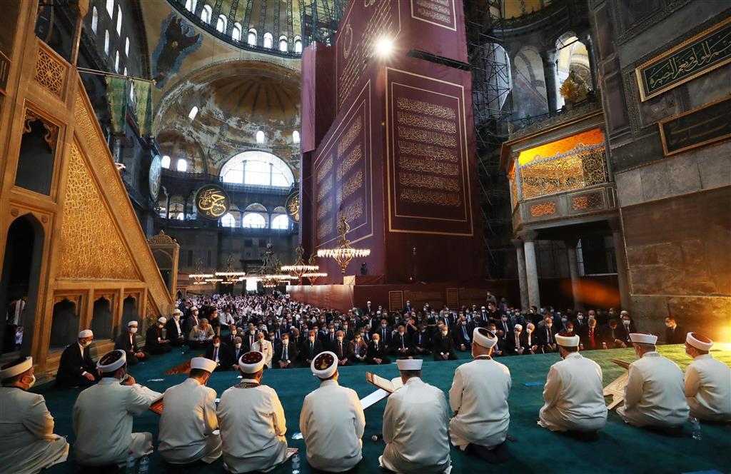 アヤソフィアでイスラム教礼拝　８５年ぶりに「モスク」本格運用