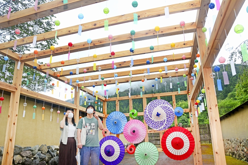 一乗谷に色とりどりの和傘と風鈴