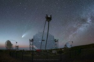 次は5000年以上先のネオワイズ彗星、満点の星空を背景に巨大望遠鏡とのベストショット