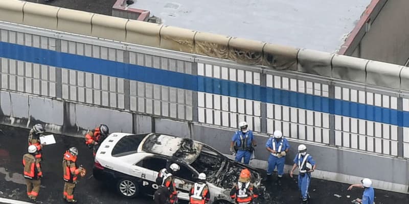 阪神高速で停車のパトカー炎上　兵庫県警、けが人なし
