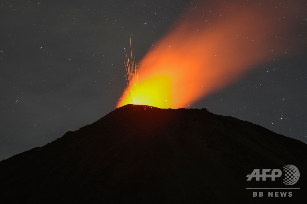 噴き出す溶岩、中米グアテマラ・パカヤ山が噴火