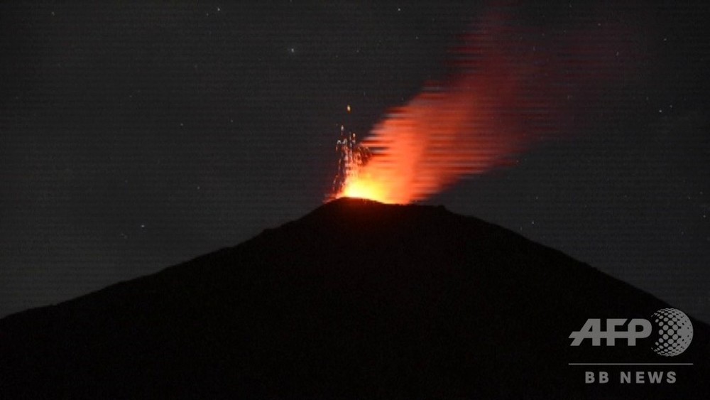 動画：噴き出す溶岩、中米グアテマラ・パカヤ山が噴火