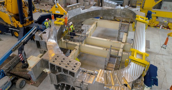 国際熱核融合炉「ITER」主要部の組み立て開始　仏で式典　25年の運転開始目指す