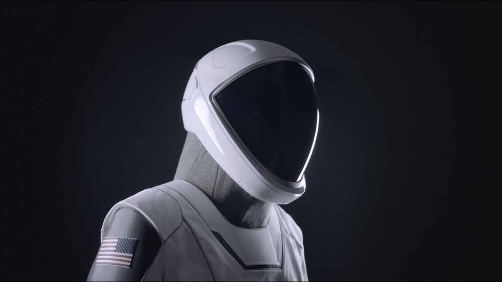 スペースXがDragonの未来的な宇宙服の開発過程を公開