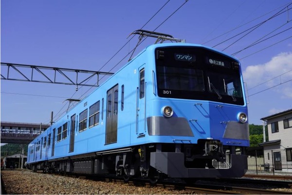 滋賀県の近江鉄道に7年ぶりの新形式車黄色い元西武3000系が水色の300形に　8月1日運行開始