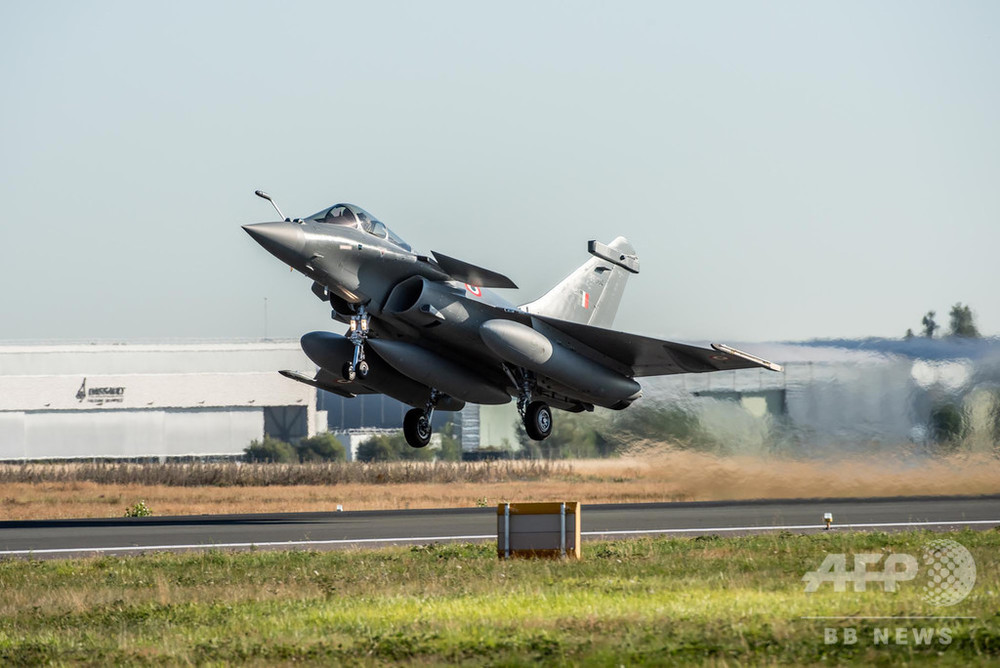 インドがフランスから購入の戦闘機到着、中国への警告を暗示