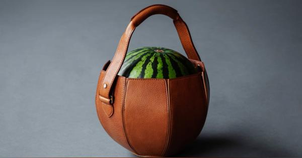 「土屋鞄製造所」スイカ専用のレザーバッグが話題、六本木や渋谷の店頭で展示も