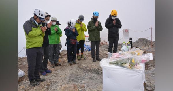 御嶽山噴火　遺族「一緒に帰ろう」　王滝頂上に慰霊登山　8月1日規制解除