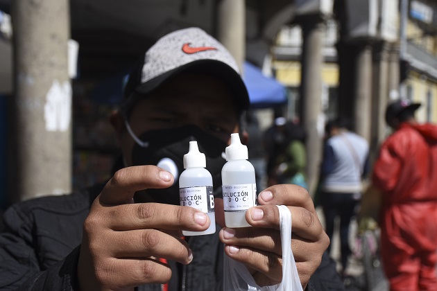 有毒の偽コロナ治療薬を買い求める人々　ボリビア