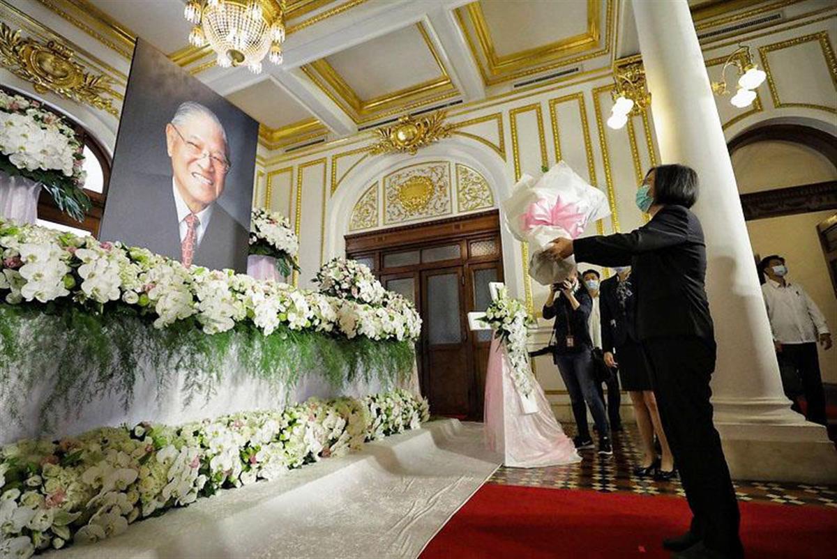 【李登輝氏死去】台湾の蔡英文総統が献花　「民主主義見守って」