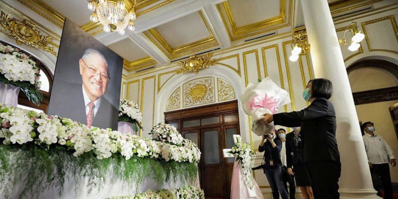 台湾市民、李登輝氏を追悼　蔡英文総統も花手向ける