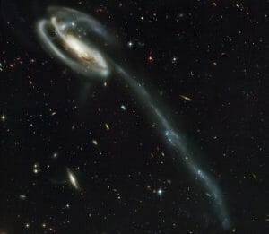 長さ28万光年の尾を伸ばした特異な銀河「Arp 188」