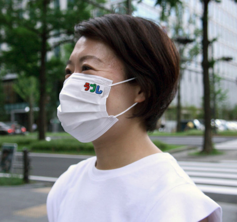 街中で客のマスクが広告に変身！　「アドノマスク」キャンペーン