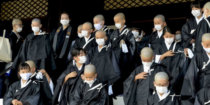 子どもが僧侶の仲間入り、京都　東本願寺で「得度式」