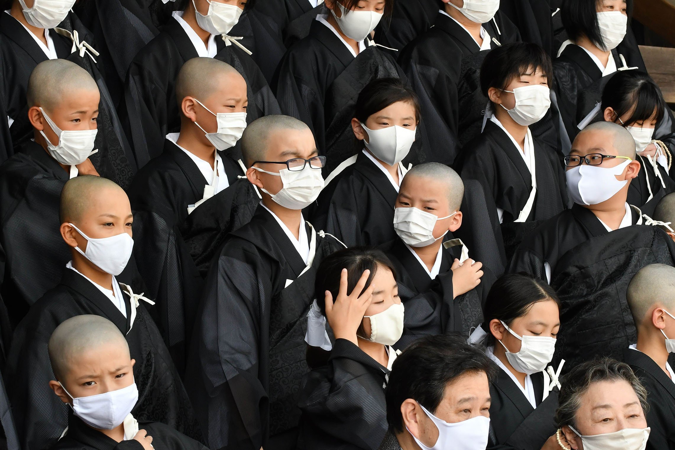 子どもたち、マスク着け僧侶になる　京都・東本願寺で「得度式」