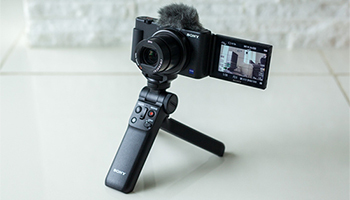 ソニーの最強Vlogカメラ「ZV-1」を完全体に！　デメリット全てを解決する必携の専用ケージ