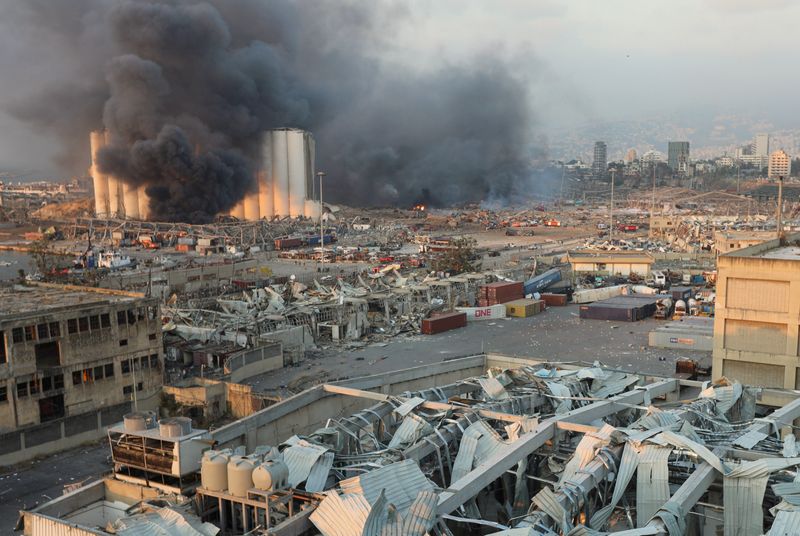 レバノン首都の大規模爆発、死者100人に