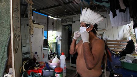 アマゾン先住民地域で新型コロナの「感染爆発」が発生─感染率は白人の6倍 | ブラジルの熱帯雨林に並ぶ「棺の行列」
