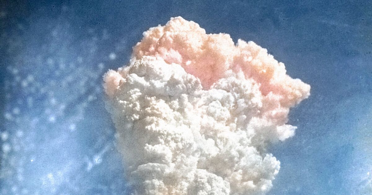 広島原爆投下から75年。AIでカラー化された赤いキノコ雲の写真に胸が締め付けられる