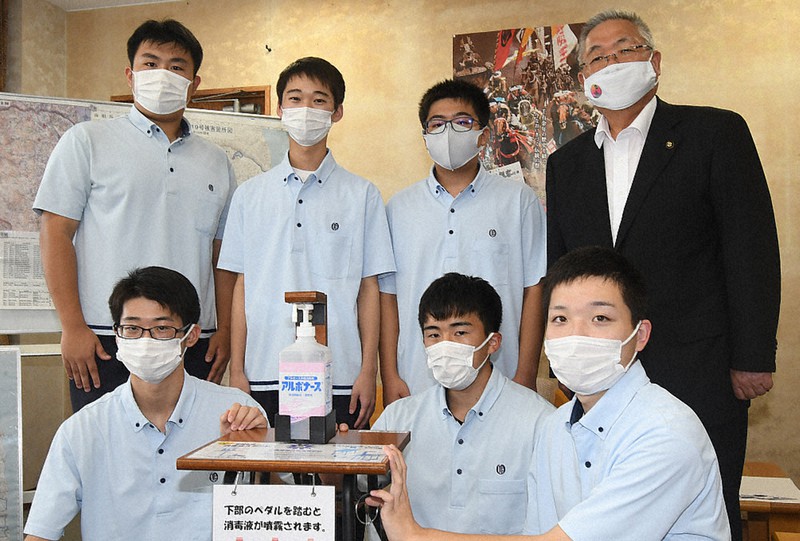 手を使わない足踏み式消毒液スタンド製作　高校生が南相馬市に寄付　福島