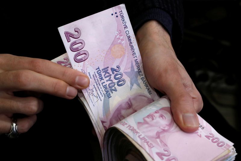 トルコ中銀が「裏口」金融引き締め、リラ急落に対応