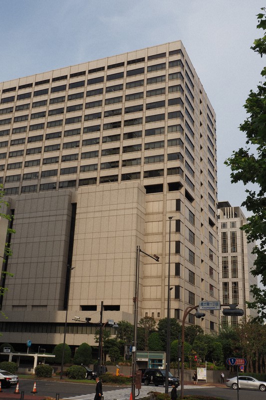 千代田区長の「解散通知」効力停止　東京地裁、区議の申し立て認める　マンション購入巡り