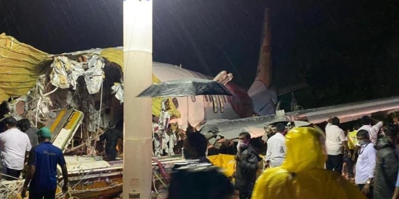 旅客機着陸失敗、18人死亡　インド南部、負傷者は100人超