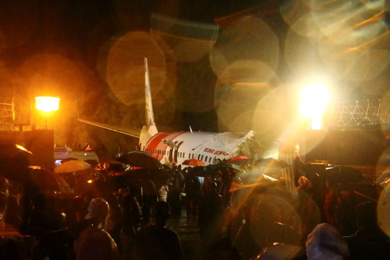 インド南部で旅客機が着陸失敗、17人死亡　約170人搬送