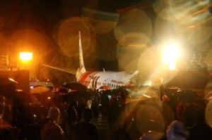 インド南部で旅客機が着陸失敗、17人死亡　約170人搬送 - ロイター