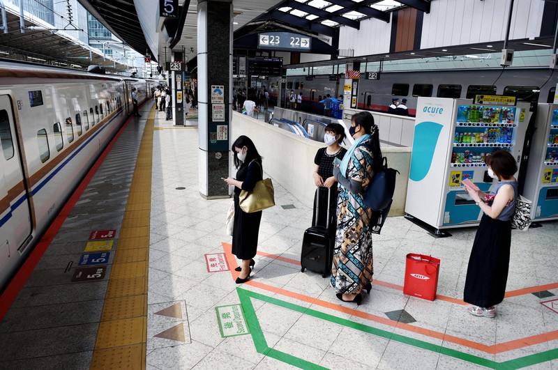 東京駅新幹線ホームは人影まばらコロナ下のお盆帰省シーズン入り