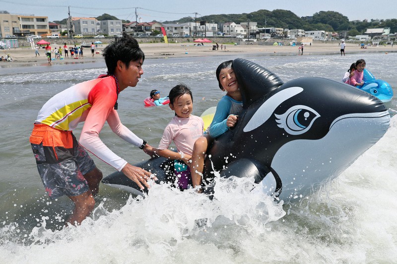 海水浴場閉鎖で活動できないライフガードが子供に海の教室　神奈川・鎌倉