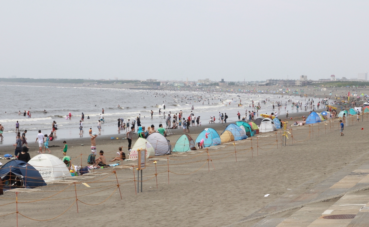 江の島周辺のビーチ「今シーズンで最も多い人出」 海水浴場なしも遊泳楽しむ人の姿 - 島村優