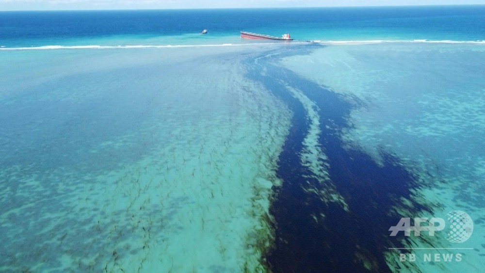 動画：ターコイズブルーの海に油膜、商船三井運航船の燃料流出