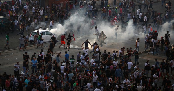 レバノン爆発で1万人抗議デモ　負傷者多数　警官隊が催涙ガス