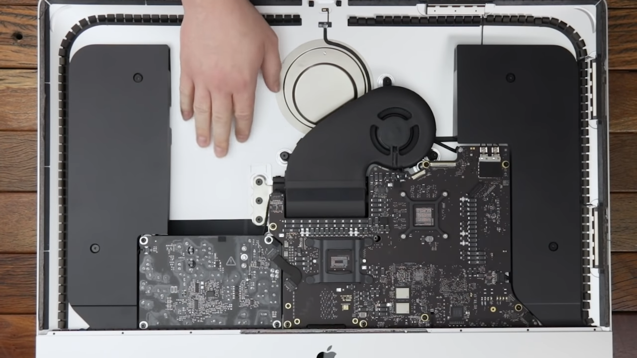 新型27インチiMacの分解動画がさっそく公開。HDD部分がなくなり内部スペースに余裕