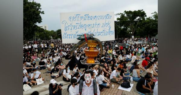 タイ首都バンコク郊外で学生による過去最大規模の反政府集会