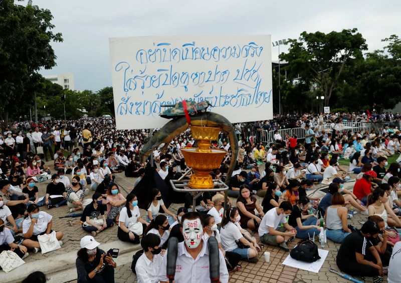 タイ首都バンコク郊外で学生による過去最大規模の反政府集会