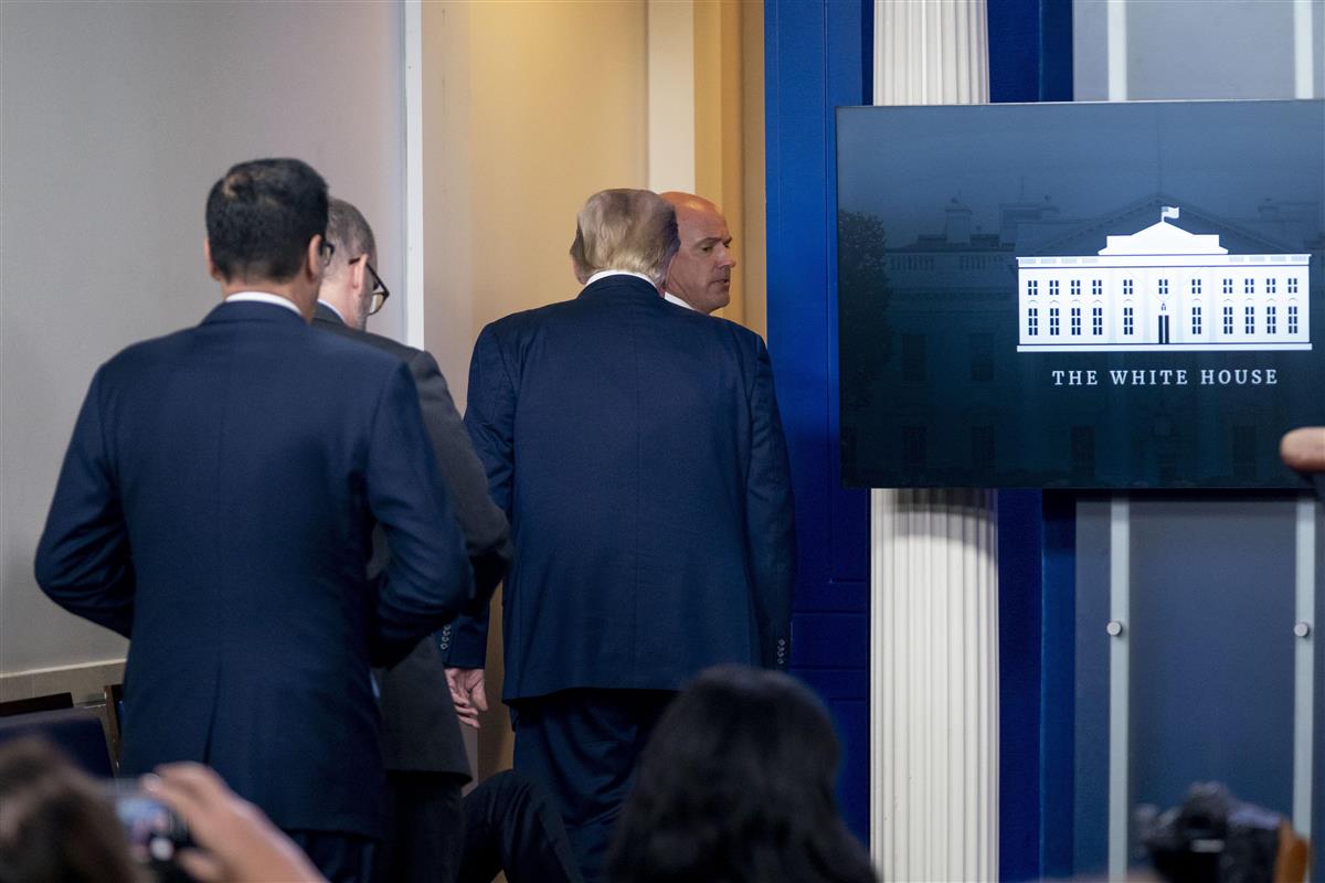 ホワイトハウス近くで発砲　トランプ大統領が記者会見を中断