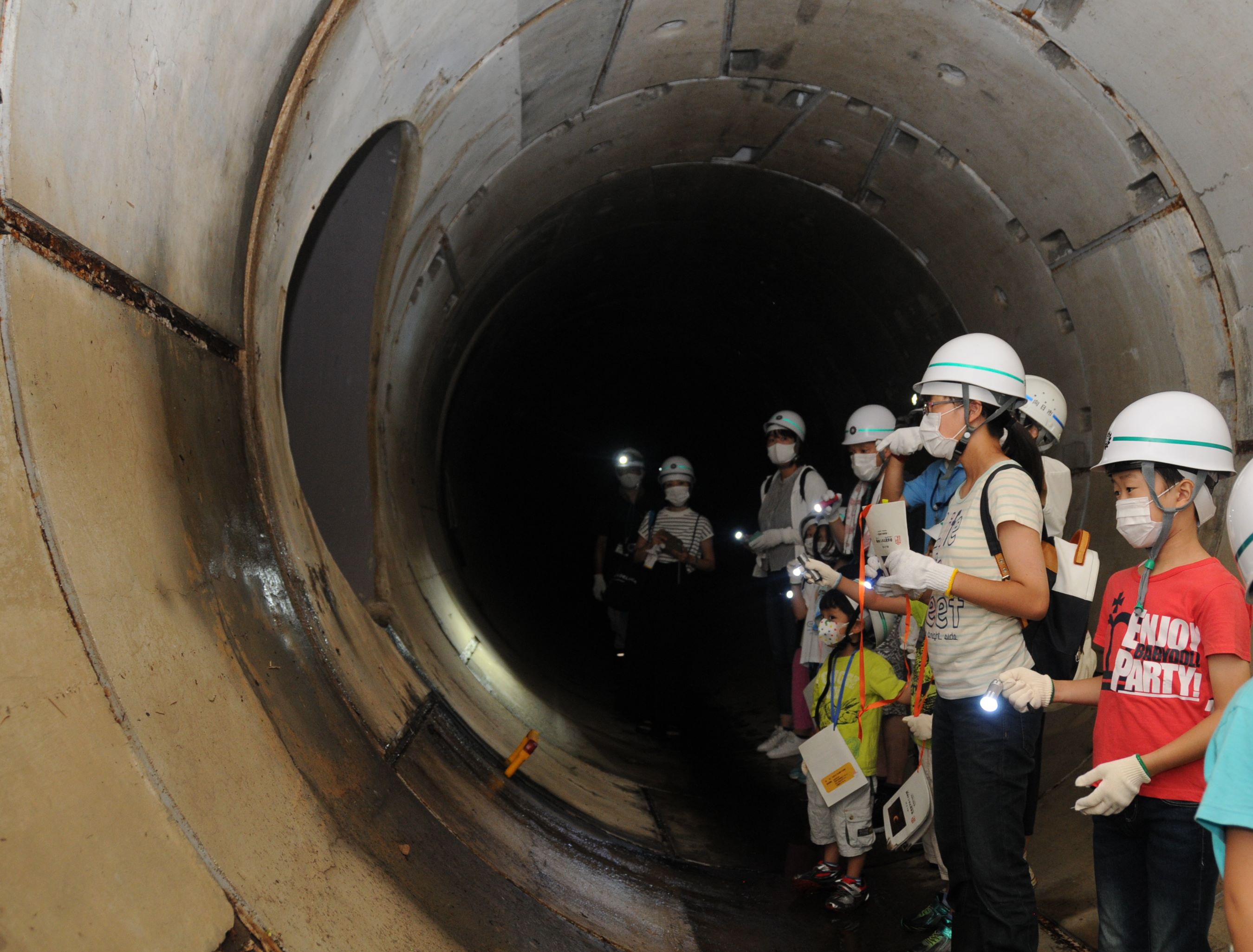 雨水貯留のトンネル「大きい!」　見学会で施設の仕組み学ぶ　京都・向日