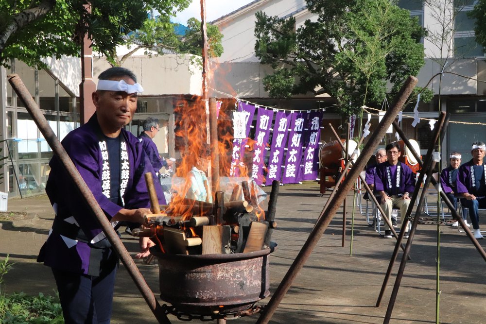 使い込んだ太鼓のばち、火に投じ供養　京都・京丹波