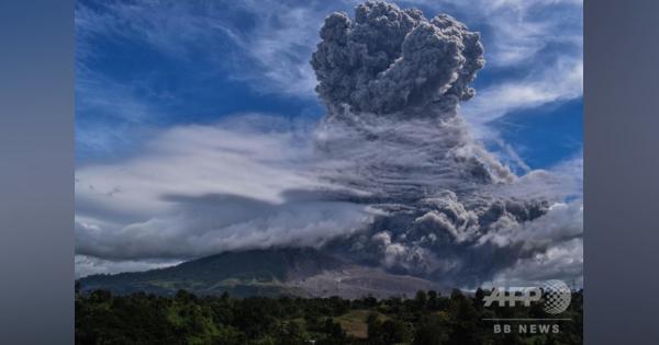 インドネシアのシナブン山が噴火、噴煙5000メートルに