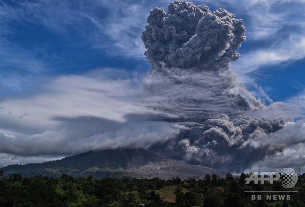 インドネシアのシナブン山が噴火、噴煙5000メートルに