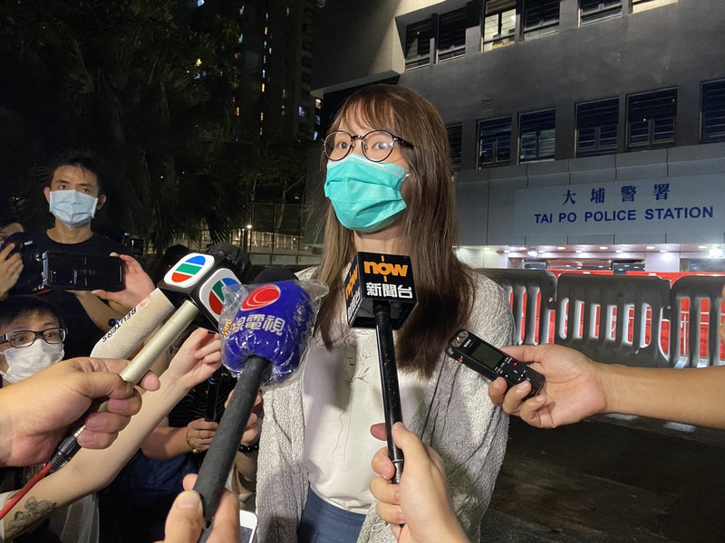 民主活動家・周庭氏保釈される　黄之鋒氏らが出迎え　香港警察が10日に逮捕