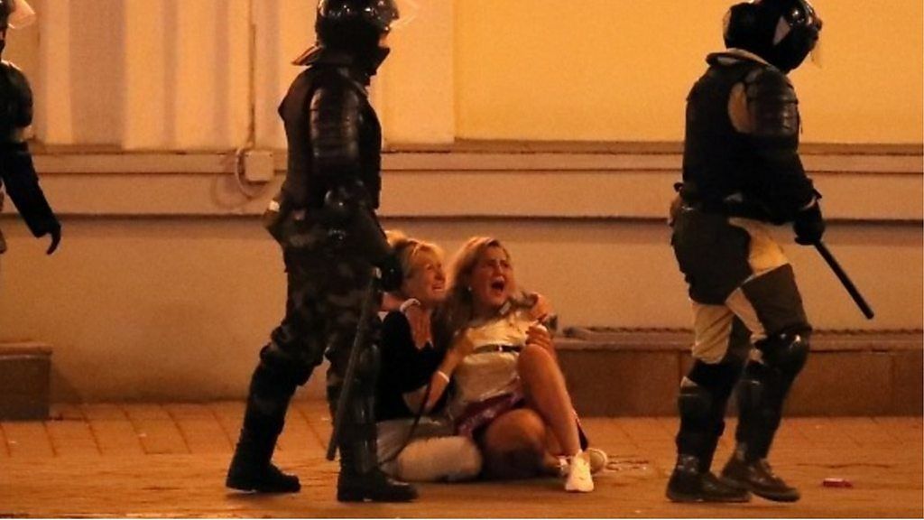 無理やり拘束、暴力と叫び声ベラルーシ警察が抗議者を制圧
