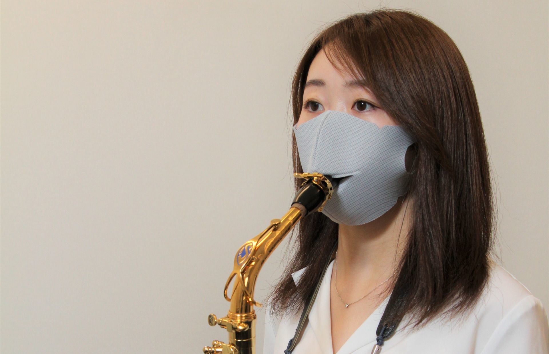 島村楽器が「着けたまま管楽器を演奏できるマスク」を発売、1枚1680円